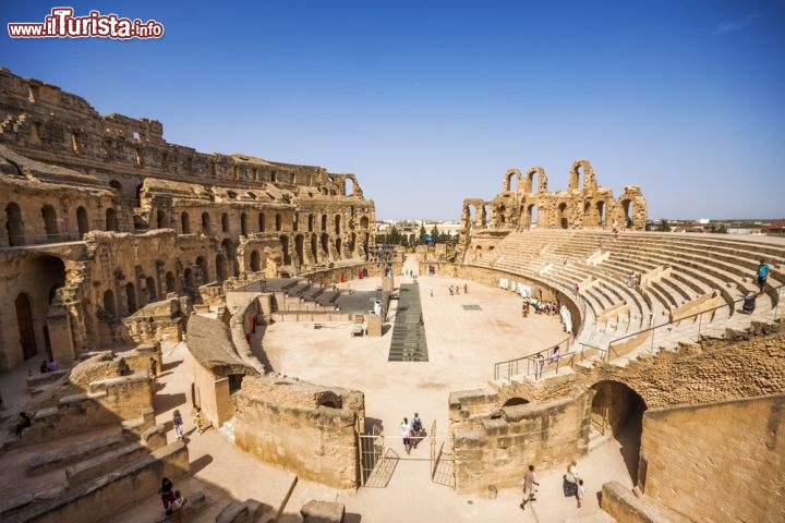 Immagine Le famose rovine di El Jem: ci troviamo dentro al grande Colosseo della Tunisia, il terzo anfiteatro romano,  per dimensioni, del mondo - © Marques / Shutterstock.com