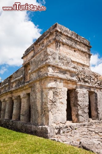 Immagine Rovine Maya presso il sito archeologico di Tulum, nella penisola dello Yucatan in Messico - © Marko Razpotnik Sest / Shutterstock.com