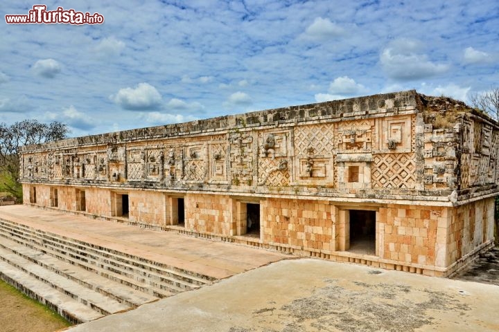 Immagine Le rovine, ben conservate, del Quadrilatero delle Monache a Uxmal. Questo importante sito archeologico si trova  in Messico, nella Penisola dello Yucatan - © Elzbieta Sekowska / Shutterstock.com