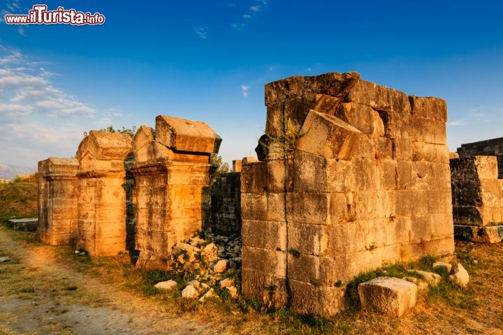 Immagine Rovine dell'anfiteatro di Salona, città romana vicino a Spalato, Croazia. Luogo natale dell'imperatore Diocleziano, Salona fu distrutta dagli Avari nel 639, costringendo i superstiti a trasferirsi nel villaggio fortificato di Spalatum. Oggi è divisa in 5 frazioni e comprende, oltre all'anfiteatro, i resti di un acquedotto e di una chiesa paleocristiana - © anshar / Shutterstock.com