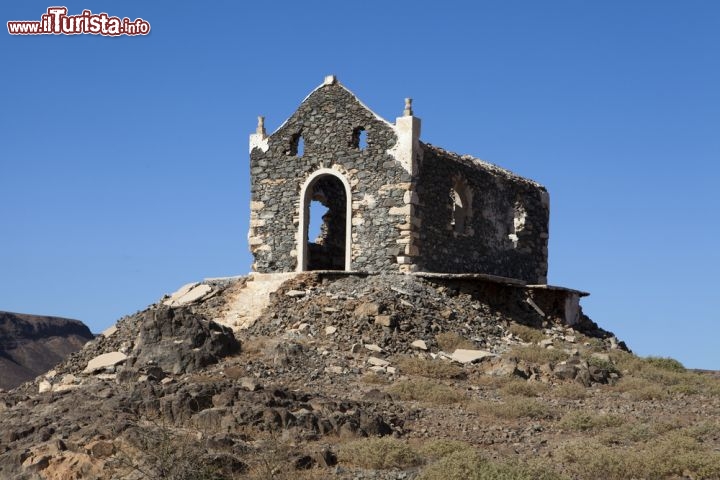 Immagine Rovine di una chiesa isolata nell'entroterra di Boa Vista, a Capo Verde - © Birute Vijeikien / Shutterstock.com
