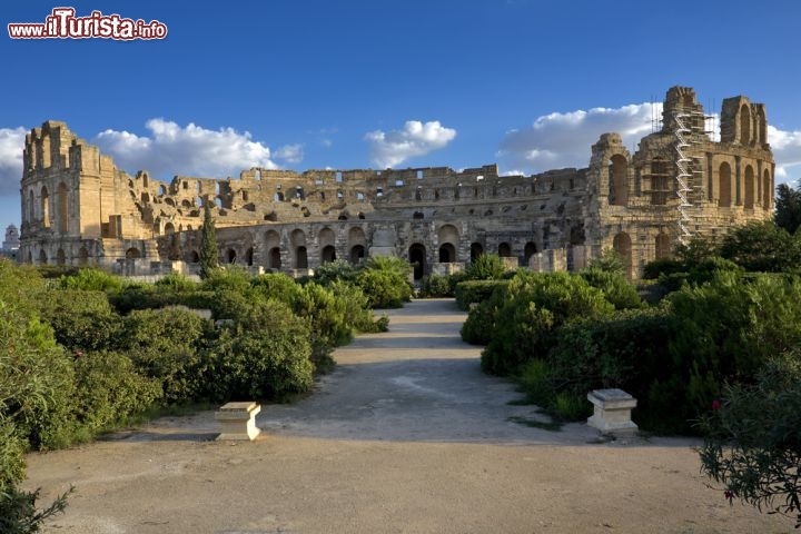 Immagine Il Colosseo di E-Djem, uno dei monumenti romani più importanti della Tunisia. L'anfiteatro di El Jem è uno dei più imponenti e meglio conservati anfiteatri del mondo, il più grande nel nord Africa, il terzo in assoluto per dimensioni del mondo romano - © WitR / Shutterstock.com