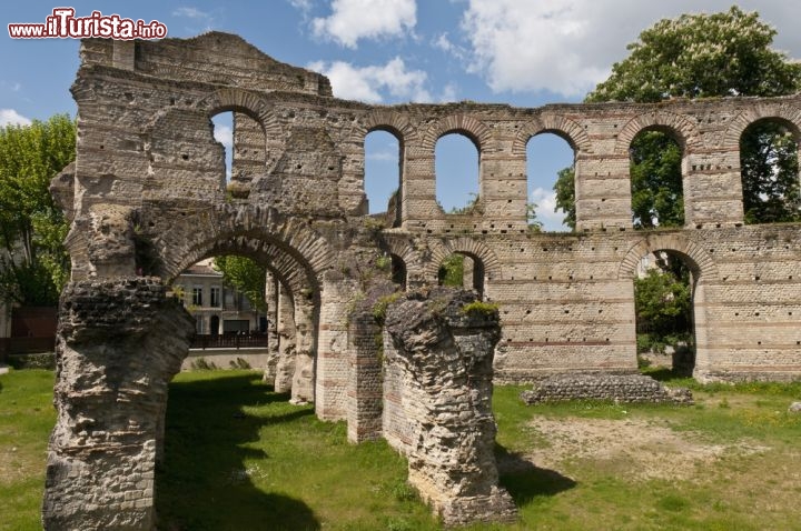 Immagine Rovine di un anfiteatro a Bordeaux: all'epoca la città si chiamava Burdigala - © Anibal Trejo / Shutterstock.com