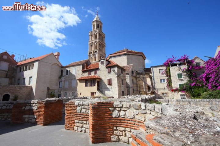 Immagine Testimonianze storiche nel centro di Spalato, in Dalmazia (Croazia): in primo piano alcune rovine romane e sullo sfondo il complesso reale di Diocleziano col suo famoso campanile. Il palazzo è in realtà una cittadella fortificata con la pianta tipica degli accampamenti romani, e comprende chiese romaniche, edifici in stile gotico e la cattedrale medievale sorta su un preesistente mausoleo - © Tupungato / Shutterstock.com