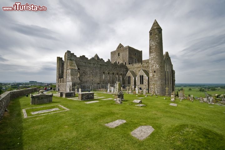 Immagine Rovine di una antica chiesa sulla Rock of Cashel in Irlanda - © Richard Melichar / Shutterstock.com