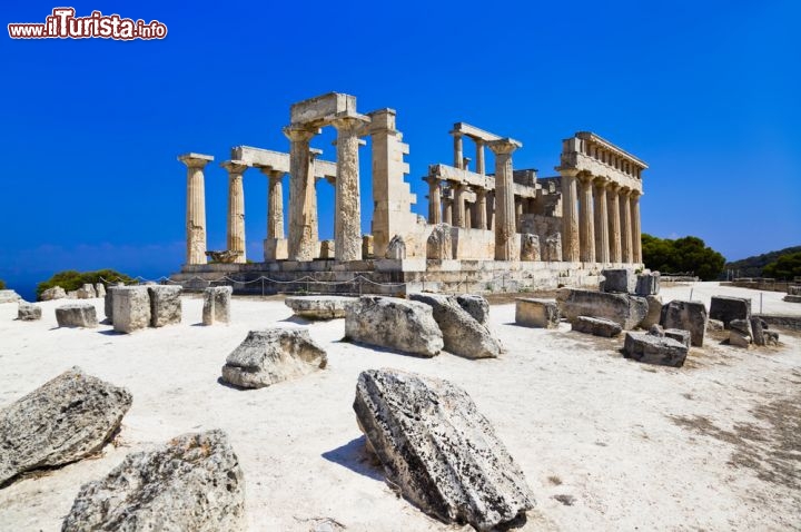Immagine Le splendide rovine del tempio greco di Afea, situato sull'Isola di Egina in Grecia - © Tatiana Popova / Shutterstock.com