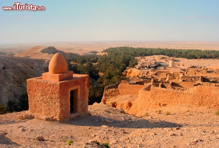 Immagine Rovine berbere vicino al villaggio di Chebika: notare le palme che delimitano il confine dell'oasi di questa porzione di desrto tunisino. Ci troviamo nella regione di Tozeur, non lontno dal confine con l'Algeria - © Photobac / Shutterstock.com