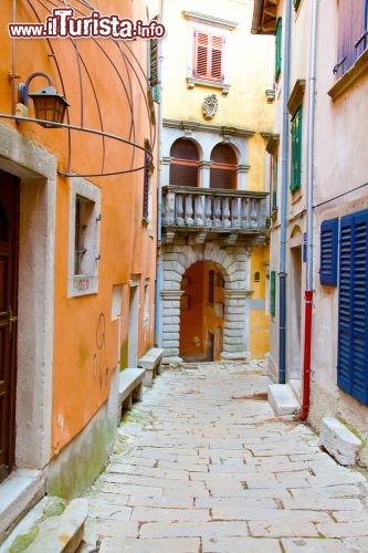 Immagine Rovinj center: una via del centro storico di Rovigno in Istria (Croazia) - © motorolka / Shutterstock.com