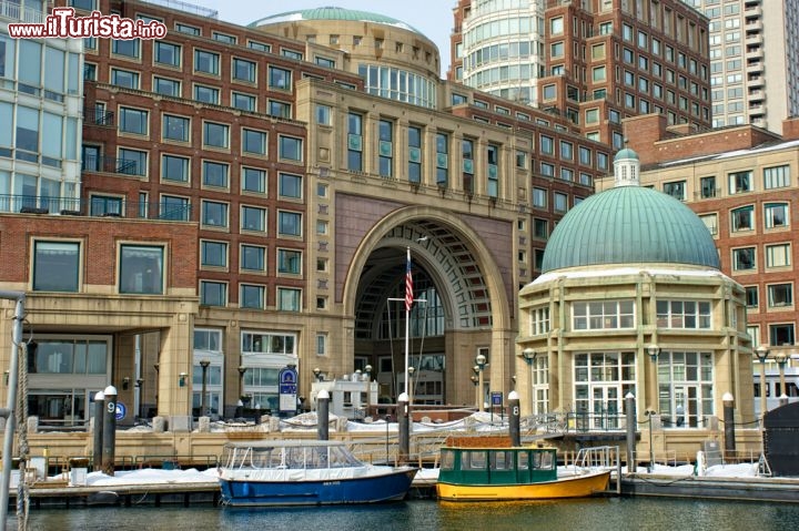 Immagine Il Rowes Wharf di Boston, Massachusetts, risale al 1987 ed è famoso per l'arco del Boston Harbor Hotel, che si affaccia sulla grande piazza tra Atlantic Avenue e il porto. Sul lungomare, oltre alle barche ormeggiate, si trovano tanti ristoranti e uno scenografico palco galleggiante per eventi estivi - © Stephen Orsillo / Shutterstock.com