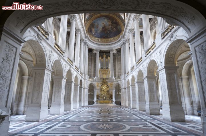 Immagine Royal Chapelle la Cappella Reale di Versailles in Francia. E' l'ultima cappella costruita (la quinta), che fu ultimata nel 1710. E' dedicata a San Luigi IX di Francia e offre una elegante esempio di Barocco con influssi classici. Il suo interno offe alcune analogie con la porzione est del Louvre - © pedrosala / Shutterstock.com