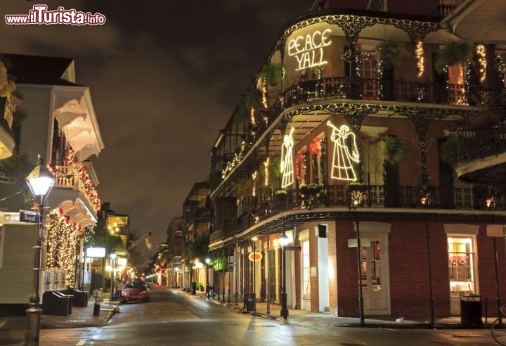 Immagine Royal street a Natale, New Orleans - Decorazioni natalizie e addobbi a festa per Royal Street, una delle più antiche vie del quartiere francese conosciuta per i negozi di antiquariato e le gallerie d'arte. - © Colin D. Young / Shutterstock.com