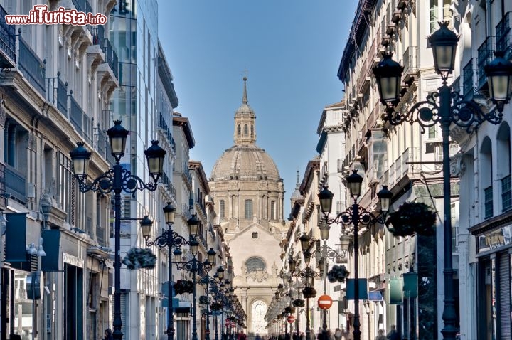 Immagine Rua Alfonso I è l'arteria principale del centro storico di Saragozza, Spagna: qui si concentrano negozi e locali brulicanti di visitatori, in un viava contagioso che sembra non fermarsi mai - © Anibal Trejo / Shutterstock.com