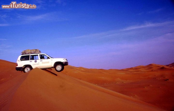 Immagine Rub Al Khali in auto nel deserto dell'Oman - Foto di Giulio badini