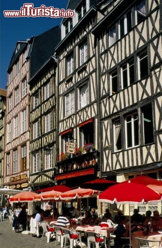 Immagine Rue Martainville, le case tipiche si trovano nel centro di Rouen in Haute Normandie (Francia) - © Atout France/Hervé Le Gac