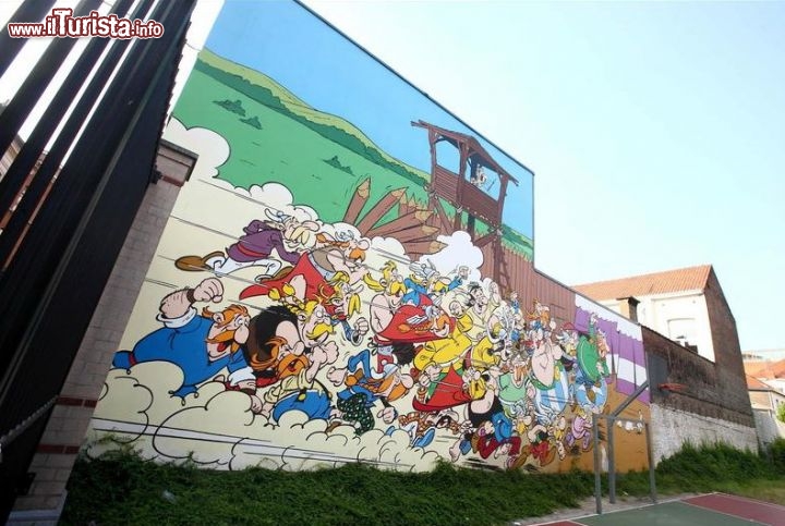 Immagine Rue de la Buanderie, con il murales di Asterix, Obelix  e compagni a Bruxelles in Belgio - © www.brussels.be/