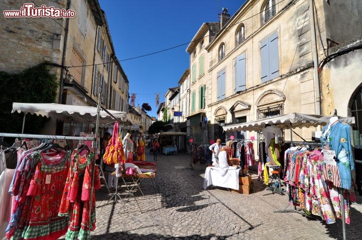 Immagine Sulla Rue des Halles, in pieno centro storico, si svolge il vivace mercato del martedi a Tarascona (Provenza)