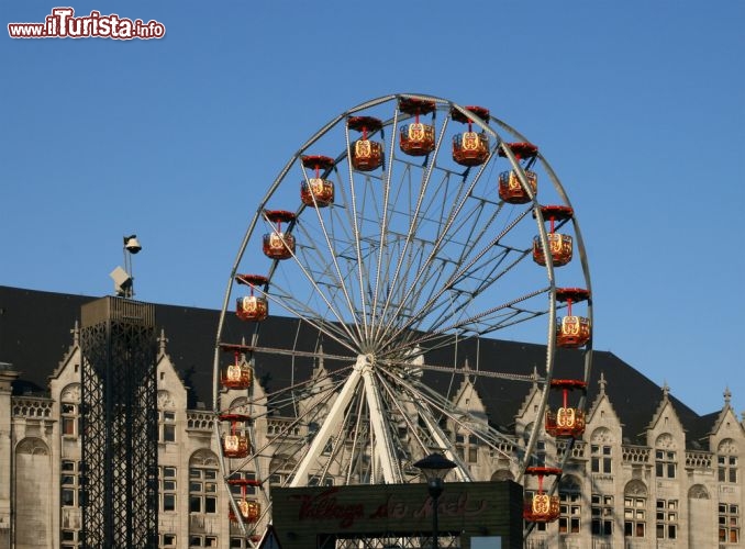 Immagine Ruota panoramica in centro a Liegi, nella Place Saint Lambert, la grande piazza della città della Vallonia in Belgio. Sullo sfondo il Palais des Princes-Évêques - © anna dorobek / Shutterstock.com