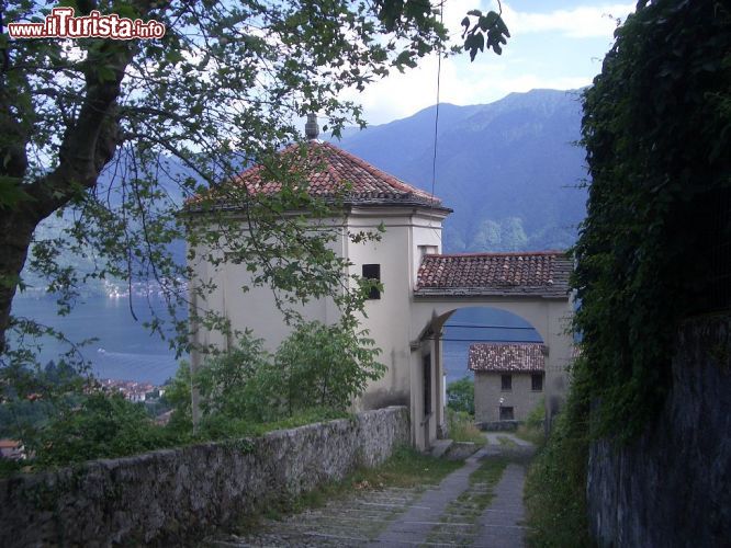 Immagine Il Sacro Monte di Ossuccio: la via delle Cappelle - © Laurom - CC BY-SA 3.0 - Wikipedia