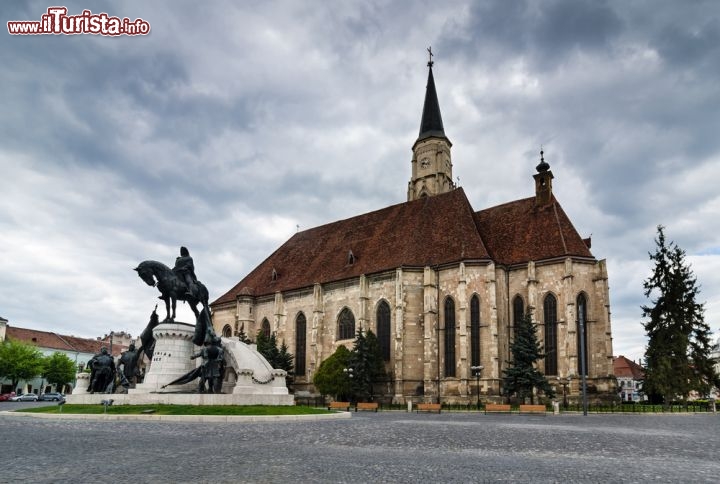 Immagine Cattedrale di Saint Michael, Cluj Napoca - Nel ricco patrimonio architettonico che caratterizza questa vivace città della Romania vi è anche la cattedrale di Saint Michael, splendido esempio di arte gotica abbinata ad uno degli edifici religiosi più importanti di quella che un tempo è stata la capitale della Transilvania. Imponente e austera tanto all'interno quanto all'esterno, la chiesa rappresenta uno dei luoghi di culto più amati dai fedeli © Emi Cristea / Shutterstock.com