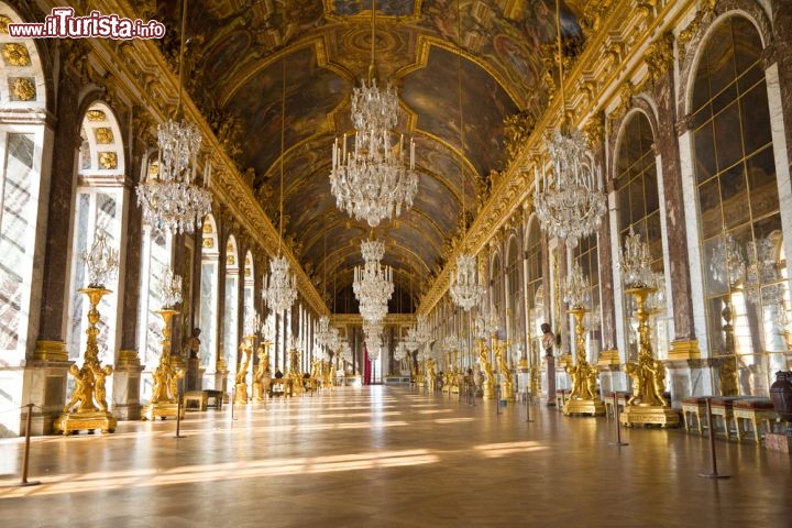 Immagine Gallera degli Specchi nella Reggia di Versailles, Francia. Rappresentava il simbolo del potere del Re di Francia ed è ancora oggi uno splendore di stucchi e specchi che ne amplificano colori e forme. E' arredata con oggetti in stile rococò e possiede una lunghezza di 73 metri - © Jose Ignacio Soto / Shutterstock.com