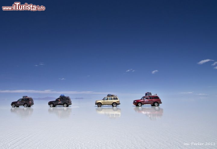 Immagine Salar de Uyuni Bolivia: il più grande lago di sale del pianeta da il massimo di se alla fine dell'estate, quando le pur scarse piogge, rendono la sua superficie un magnifico specchio, che crea miraggi ed illusioni ottiche spettacolari - © Ian Parker / Evanescent Light Photography  qui per ordinare una stampa: buy photo