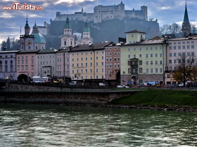 Immagine Panorama di Salisburgo sul fiume Salzach con le case del centro storico e la fortezza meglio conservata di tutta l'Austria, Festung Hohensalzburg.