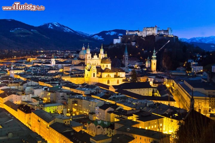 Immagine Salisburgo by night: di notte il panorama della città, compreso quello sul Castello Hohensalzburg, lascia senza fiato - © Lisa S. / Shutterstock.com