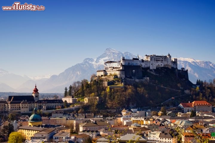 Immagine Salisburgo, la fortezza Hohensalzburg. Il centro storico della città è dominato dal grande castello, da cui si gode un attimo panorama su Salisburgo e le Alpi - © Rene Sputh / Shutterstock.com