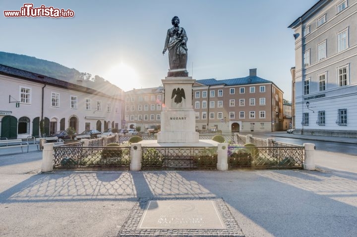 Immagine Salisburgo, l'elegante  Mozartplatz: al centro della piazza si erge la statua di Wolfang Amedeus Mozart, il celebre compositore austriaco - © Anibal Trejo / Shutterstock.com
