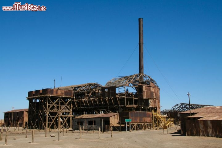 Immagine L'industria di Salpetre a Santa Laura: un esempio di archeologia industriale della regione di Iquique, nel Cile settentrionale - © jorisvo / Shutterstock.com