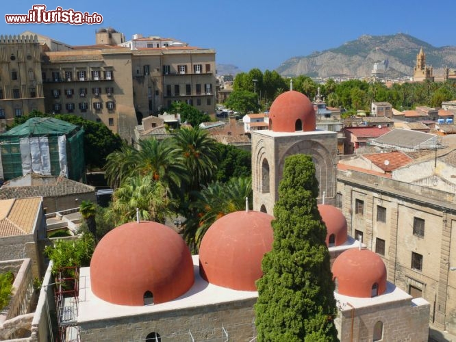 Immagine La chiesa di San Giovanni degli Eremiti è una chiesa normanna di Palermo, fondata nel VI secolo e trasformata in moschea nel periodo della dominazione araba, poi riconsacrata al culto cristiano da Ruggero II nel 1136. Nell'immagine le caratteristiche cupole rosse che rimandano allo stile orientale  - © Nils Volkmer / Shutterstock.com
