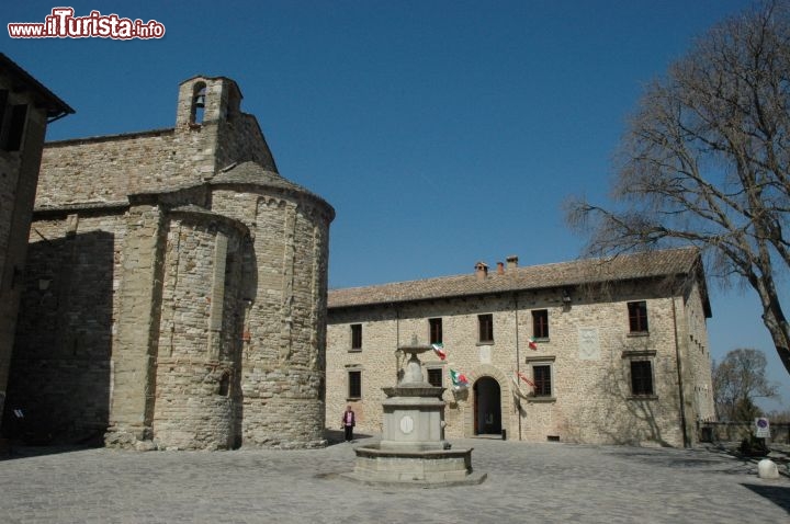 Immagine San Leo: La Pieve e la piazza dedicata a Dante Alighieri