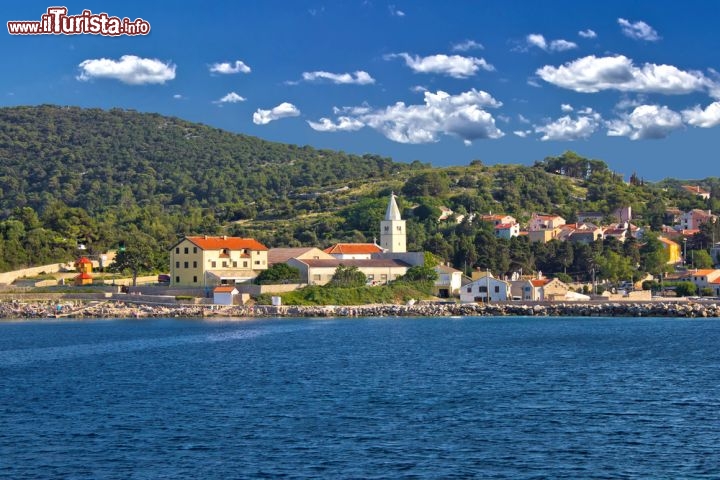 Immagine Chiesa di San Martino, Losinj - Edificata nel 1450, la chiesa di San Martino è ospitata nell'attuale cimitero dell'isola, luogo in cui si può anche leggere la storia di Losinj. I religiosi che un tempo appartenevano a quest'ordine erano glagoliti, cioè sacerdoti cattolici che officiavano in paleoslavo. Il loro ruolo era però anche quello di notai dell'isola: erano infatti proprio loro a redigere per gli abitanti contratti, testamenti e documenti notarili di ogni genere 134052839