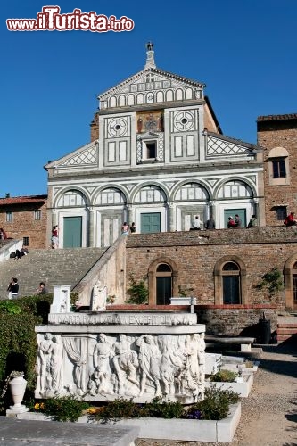 Immagine Basilica di San Miniato al Monte, Firenze. La chiesa è uno dei capolavori di arte romanica a Firenze, e si trova in alto, appena sopra Piazzale Michelangelo, il punto panoramico da dove si gode della miglior vista del capoluogo della Toscana. La fotografia è stata scattata dal sottostante cimitero. Una scalinata porta al livello della chiesa che presenta la tipica bicromia di bianco e verde scuro, che sarà ripesa da molte altre costruzioni in centro Italia - © Danilo Ascione / Shutterstock.com