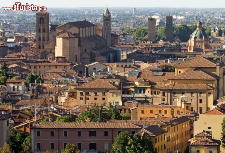 Immagine La Cattedrale di San Petronio e il centro storico Bologna fotografatati dai colli bolognesi - © xamnesiacx / Shutterstock.com