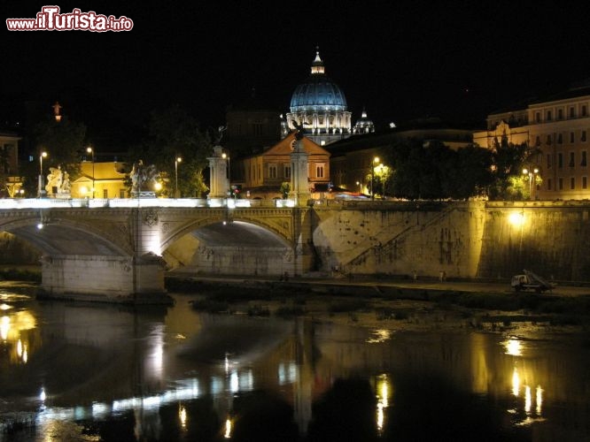 Immagine San Pietro by night è tra i gioielli più commoventi di Roma. Nell'immagine è visto dalle sponde del Tevere: spicca nel cielo notturno la cupola monumentale della basilica, alta 133 m e dal diametro di 41 m circa, realizzata da Giacomo Della Porta tra il 1588 e il 1593 in base al progetto michelangiolesco. A dire il vero Della Porta alzò di 7 m il progetto di Michelangelo, che tra l'altro, probabilmente, aveva immaginato una cupola perfettamente sferica. 