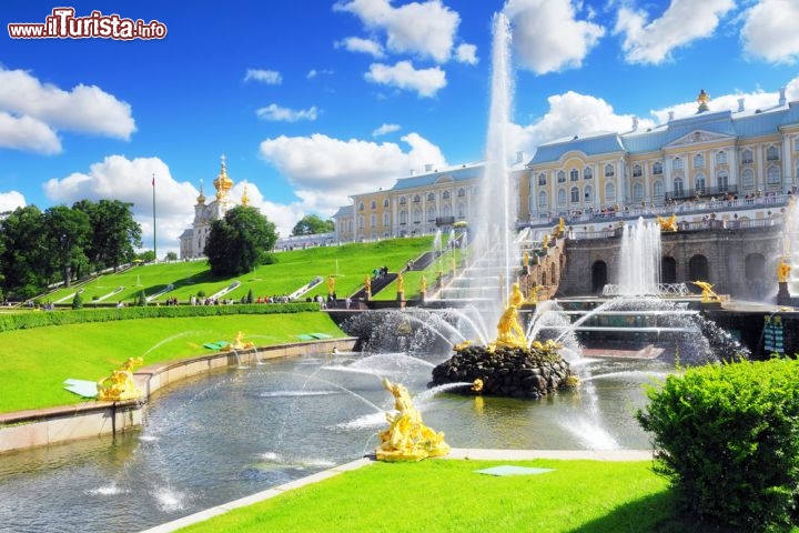 Immagine Davanti alla Reggia Peterhof di San Pietroburgo, protetta dall'UNESCO e compresa tra le Sette Meraviglie della Russia, zampillano sontuose fontane, tra cui la cosiddetta Grande Cascata - Brian Kinney / Shutterstock.com