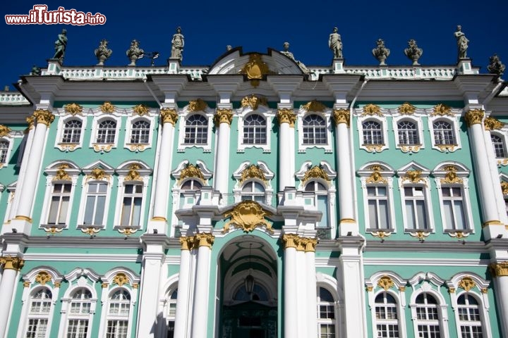 Immagine L'Ermitage di San Pietroburgo è tra i musei d'arte più importanti della Russia e del mondo. L'edificio, che in origine faceva parte della reggia degli zar, si trova sul lungoneva Dvorcovaja, dove mostra con fierezza una facciata riccamente decorata  - © chiakto / Fotolia.com
