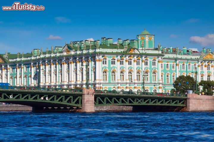 Immagine Il Palazzo d'Inverno nel centro di San Pietroburgo visto dalla riva opposta del fiume Neva, con i suoi decori a stucco in stile barocco - © Iakov Filimonov / Shutterstock.com