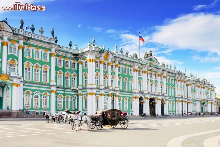 Immagine Il Palazzo d'Inverno di San Pietroburgo si trova nel centro della città russa, tra il corso del fiume Neva e la grande piazza che si chiama, non a caso, Piazza del Palazzo. Fondato a metà del Settecento, veniva usato come dimora invernale dagli zar - © Brian Kinney / Shutterstock.com