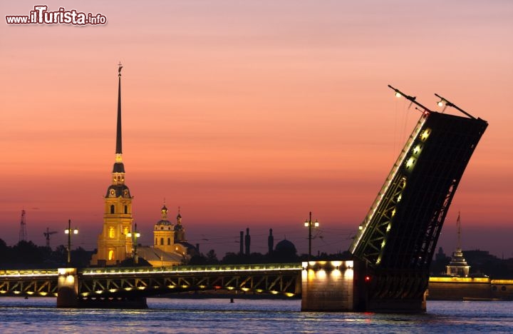 Immagine Il ponte Dvorzovyj di San Pietroburgo, o Ponte del Palazzo, unisce la terraferma all’isola Vasilyevsky e regala un colpo d'occhio molto romantico sul corso del Neva, soprattutto al tramonto - © straga / Shutterstock.com