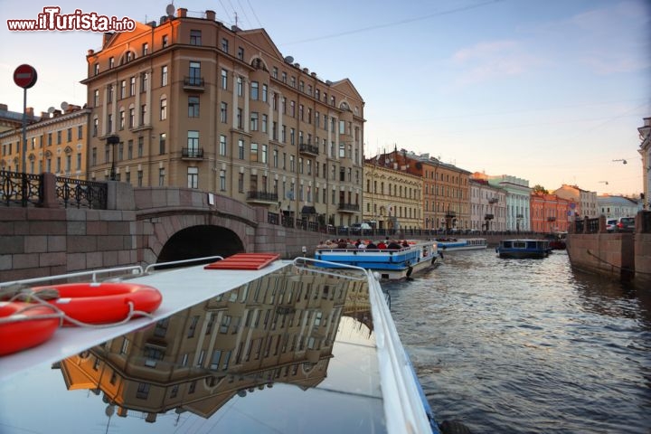 Immagine San Pietroburgo è attraversata da numerosi canali e fiumi, in particolare il fiume Neva. Lungo le sponde, le barche ormeggiate sono allegri punti di colore sull'acqua fredda - © Losevsky Photo and Video / Shutterstock.com