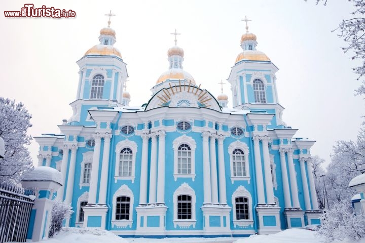 Immagine La Cattedrale di San Nicola si trova a sud del teatro Mariinsky, nel cuore di San Pietroburgo. In stile barocco elisabettiano, con guglie e cupole dorate, fu eretta a metà del Settecento e fu dedicata al patrono dei marinai - © sokolovsky / Shutterstock.com