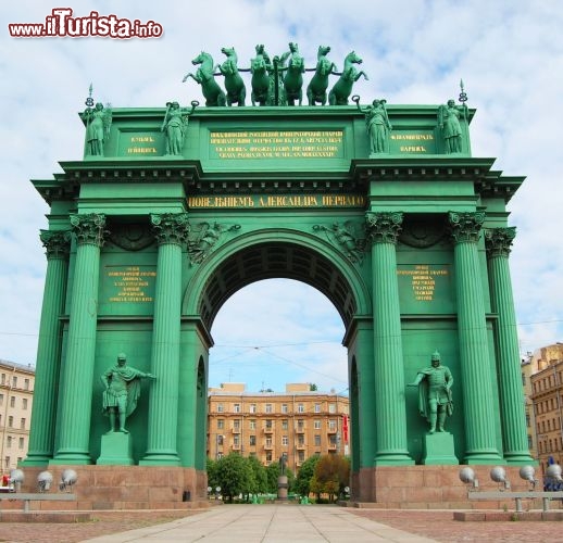 Immagine La Porta trionfale di Narva, nell'omonima piazza di San Pietroburgo (Russia), fu eretta nel 1814 in onore della vittoria russa su Napoleone - © Odegov Vladimir / Shutterstock.com