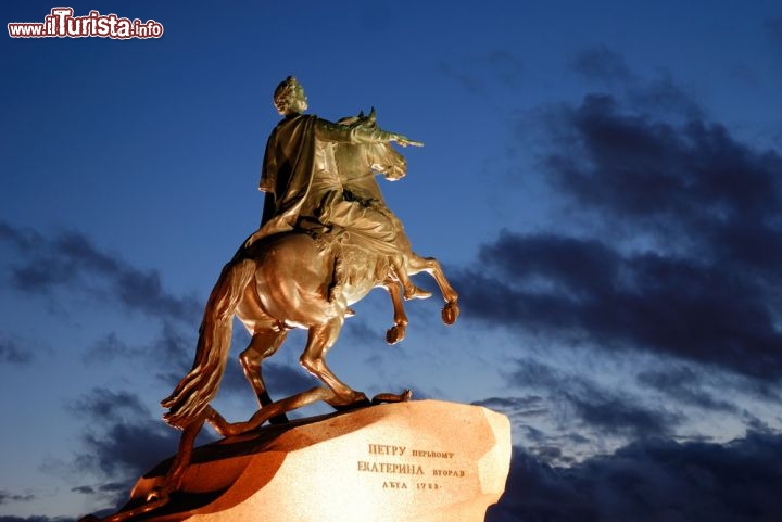 Immagine La Statua equestre di Pietro il Grande domina la Piazza del Senato di San Pietroburgo, detta anche Piazza dei Decabristi. Realizzata da Étienne Maurice Falconet nel XVIII secolo, la scultura è nota come "Cavaliere di Bronzo", che è anche il titolo di un importante poema di Puškin -  © Dmitriy Yakovlev / Shutterstock.com