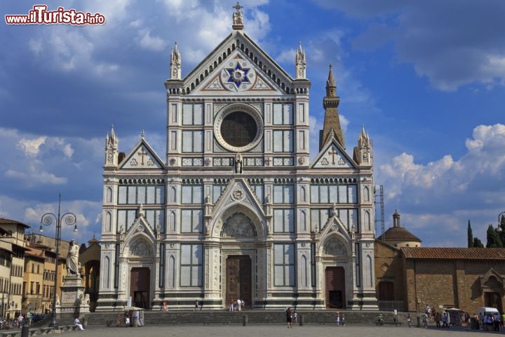 Immagine Santa Croce, Firenze: nella foto la facciata neogotica che domina l'omonima  piazza. La chiesa francescana venne completata nel 1385, ma la consacrazione ad opera del Papa Eugenio IV avvenne solamente 58 anni più tardi. La facciata, rimasta all'epoca incompiuta, fu realizzata nel 19° secolo in stile neogotico da Niccolò Matas. Sul Sagrato, mella parte sinistra, si trova il Monumento a Dante. L'interno contiene alcuni gioielli imperdibili, come degli affreschi di Giotto, un Crocifisso ed altre opere di Donatello e la tomba di Michelangelo - © abadesign / Shutterstock.com