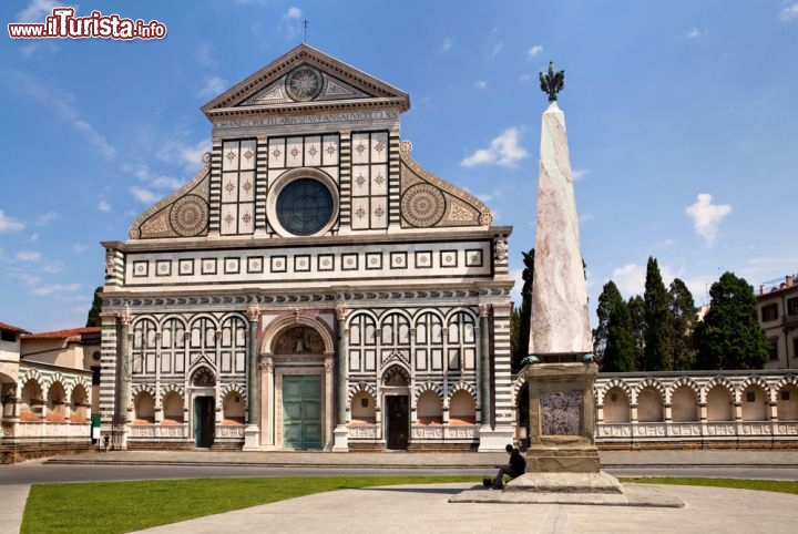 Immagine Santa Maria Novella, Firenze. E' una delle chiese più visitate del capoluogo della Toscana dato che si trova adiacente all'omonima stazione Ferroviaria, la principale di Firenze. E' una chiesa fondata dall'ordine del Dominicani, che posarono la prima pietra nel 1279. La chiesa fu però ultimata e consacrata nel 15° secolo, esattamente nel 1420,  e pertanto presenta importanti influssi rinascimentali, dovuti a Leon Battista Alberti. All'interno troviamo il Crocifisso del Brunelleschi, l'unica opera scultorea del grande architetto fiorentino - © Olgysha / Shutterstock.com