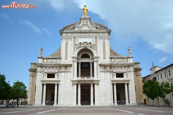 Immagine Costruita da Galeazzo Alessi, la Basilica di Santa Maria degli Angeli è una chiesa di rito cattolico situata nell'omonima frazione di Assisi. In cima alla facciata del tempio si eleva la statua della Madonna in bronzo dorato. Al suo interno ospita la Porziuncola, piccola chiesetta dove si raccoglieva in preghiera Francesco d'Assisi. A questo edificio di culto, di grande valore artistico e religioso, si deve il nome della città di Los Angeles che gli spagnoli fondarono chiamandola El Pueblo de Nuestra Senora la Reina de los Angeles del Rio de Porciuncula, ovvero il Pueblo di Nostra Signora la Regina degli Angeli del rio Porziuncola - © Anke van Wyk / Shutterstock.com