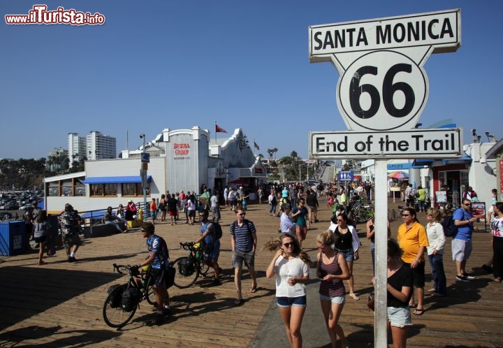 Immagine Santa Monica, California: la fine della Route 66 la strada più famosa degli USA - © Northfoto / Shutterstock.com