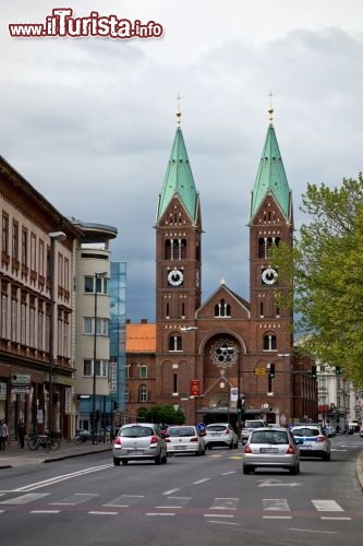 Immagine La chiesa francescana di Santa Maria Madre di Grazia, Maribor - Questo imponente edificio religioso a triplice navata e doppio campanile è stato costruito fra il XIX° e il XX° secolo su progetto dell'architetto austriaco Richard Jordan dove un tempo sorgeva l'ex convento dei Cappuccini. Nell'altare maggiore c'è una statua della Vergine venerata dai fedeli © Mino Surkala / Shutterstock.com